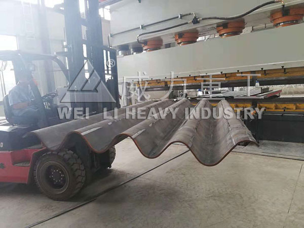 2000噸波紋板龍門液壓機(jī)生產(chǎn)中