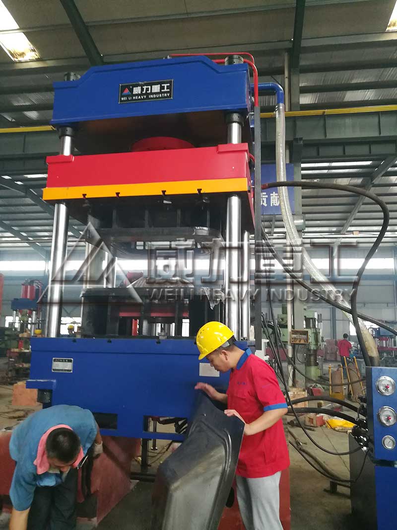 315噸灰斗車(chē)液壓機(jī)調(diào)試